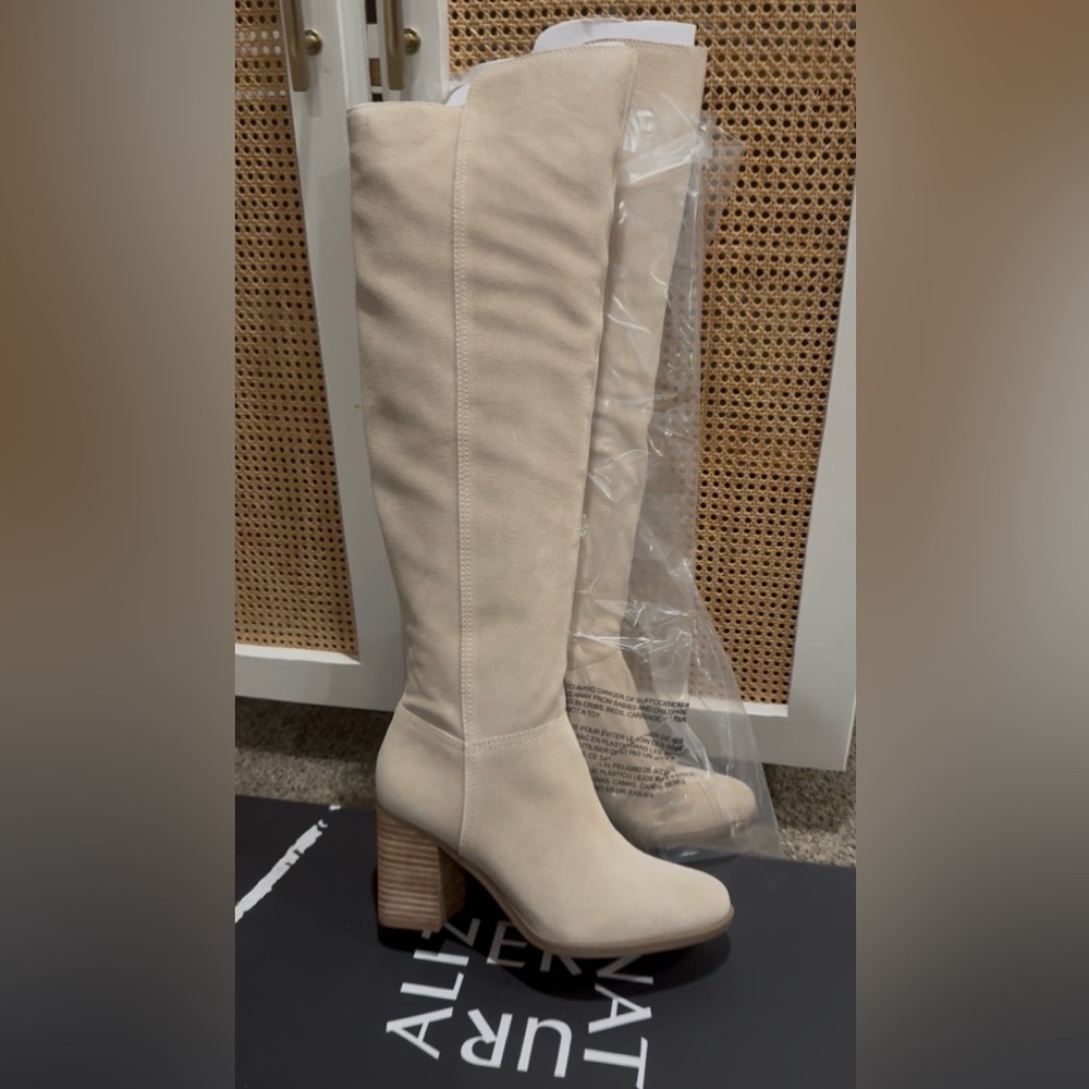 Naturalizer “Kyrie” Cream Heeled Boots